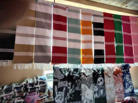 El tianguis artesanal del sarape en Contla para los "San Miguelitos" arrancó con todo imagen 7