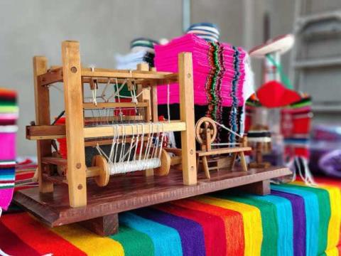 El tianguis artesanal del sarape en Contla para los "San Miguelitos" arrancó con todo imagen 6