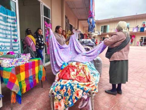 El tianguis artesanal del sarape en Contla para los "San Miguelitos" arrancó con todo imagen 18