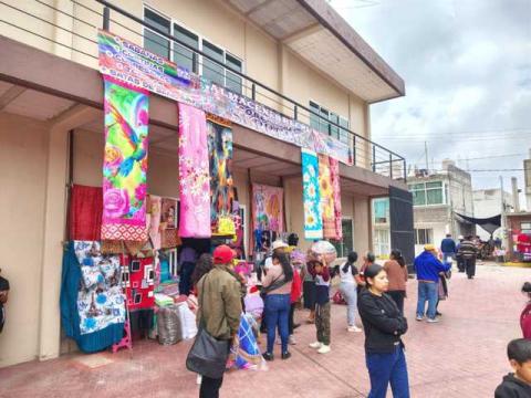 El tianguis artesanal del sarape en Contla para los "San Miguelitos" arrancó con todo imagen 14