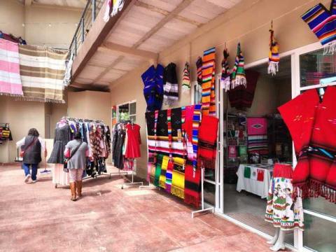 El tianguis artesanal del sarape en Contla para los "San Miguelitos" arrancó con todo imagen 15