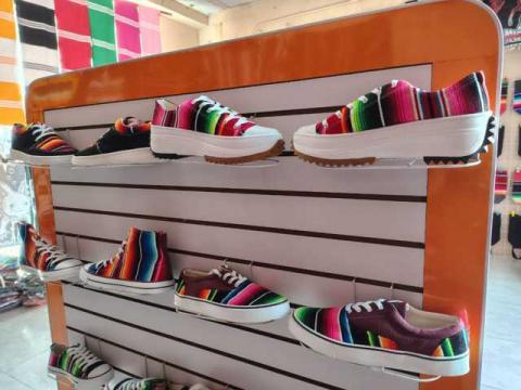 El tianguis artesanal del sarape en Contla para los "San Miguelitos" arrancó con todo imagen 4