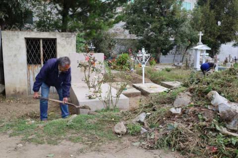 Gobierno de Tepetitla realiza jornada de limpieza en panteones de la cabecera municipal imagen 10