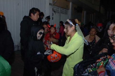 Contla revive sus raíces con el Desfile de Calaveras en el Festival de Día de Muertos Mictlán imagen 3
