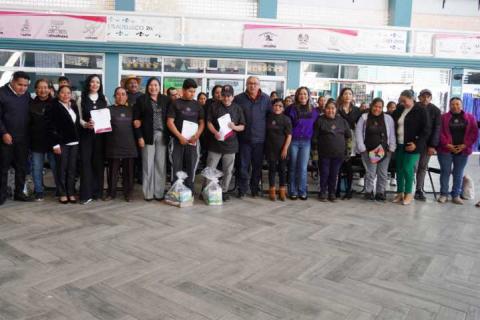 Educación sin fronteras: Entrega de certificados de primaria y secundaria en Tlaltelulco imagen 6