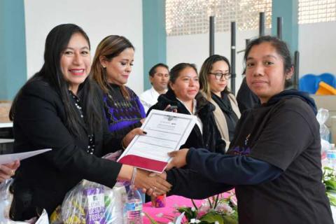 Educación sin fronteras: Entrega de certificados de primaria y secundaria en Tlaltelulco imagen 5