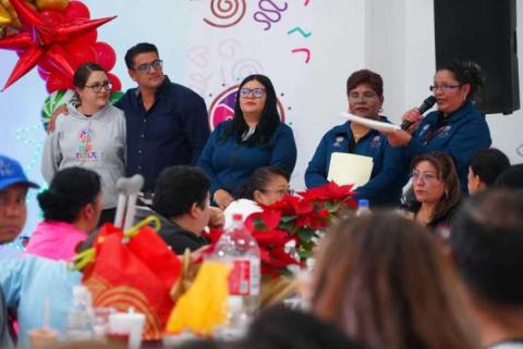 El Presidente Municipal Giovani Montiel celebra posada navideña con pacientes y personal de la UBR imagen 7