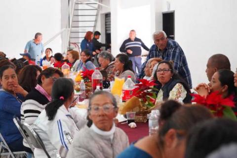El Presidente Municipal Giovani Montiel celebra posada navideña con pacientes y personal de la UBR imagen 10