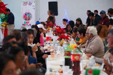 El Presidente Municipal Giovani Montiel celebra posada navideña con pacientes y personal de la UBR imagen 9