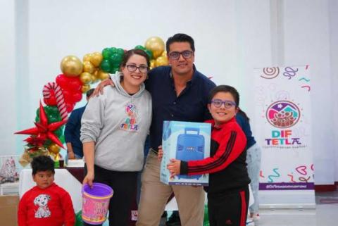 El Presidente Municipal Giovani Montiel celebra posada navideña con pacientes y personal de la UBR imagen 6