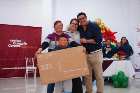 El Presidente Municipal Giovani Montiel celebra posada navideña con pacientes y personal de la UBR imagen 2