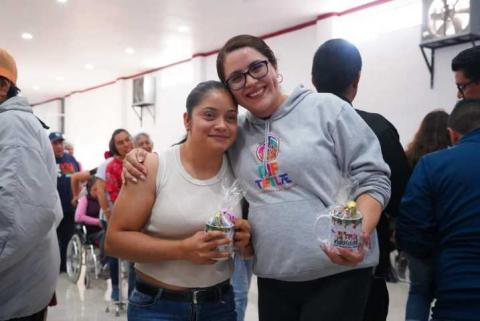 El Presidente Municipal Giovani Montiel celebra posada navideña con pacientes y personal de la UBR imagen 4