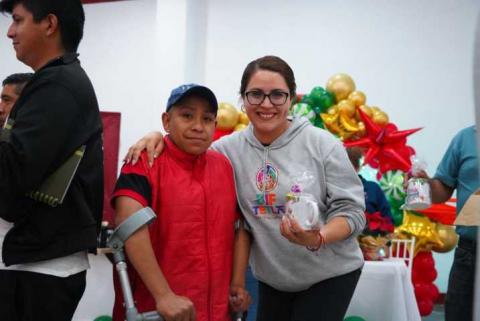 El Presidente Municipal Giovani Montiel celebra posada navideña con pacientes y personal de la UBR imagen 3