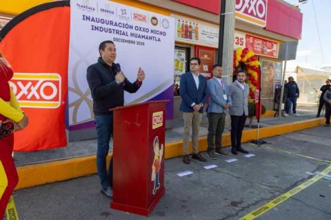 Salvador Santos inaugura tienda OXXO en Ciudad Industrial Xicohténcatl II imagen 10