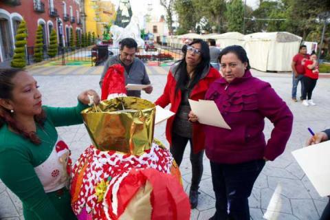 Celebran creatividad y tradición con el “Piñatón 2025” y la carrera de botargas en la Aldea Mágica imagen 9