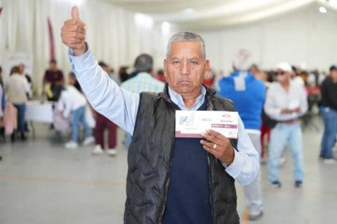 Entrega Secretaría de Bienestar 817 Tarjetas a Personas Adultas Mayores imagen 3