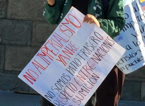 Jóvenes se manifiestan en Tlaxcala contra la política de Estados Unidos hacia Venezuela
