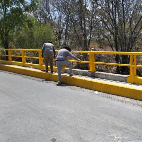 Continúa gobierno de Sergio Lara mantenimiento de espacios públicos en Papalotla, rehabilitan puente en calle Insurgentes imagen 1