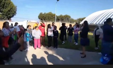 Conflicto entre padres marca inicio de clases en la primaria Emiliano Zapata en La Loma Xicohténcatl
