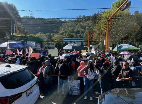 Protestan trabajadores por 500 despidos; acusan al IMSS de sustituir productos mexicanos por chinos