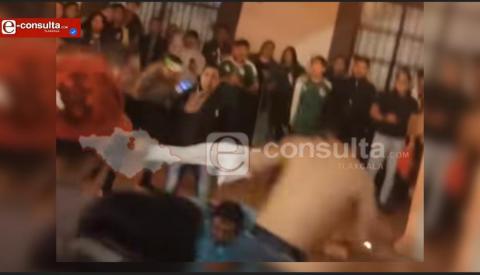 Jóvenes embrutecidos de alcohol desatan riña en el zócalo tras el triunfo de la selección