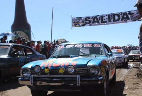 Rugen más de cien motores en la tradicional carrera de carcachas