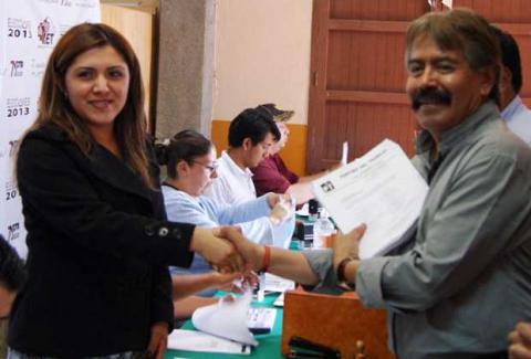 Se registra Reyes Ruíz por el PT-PRD