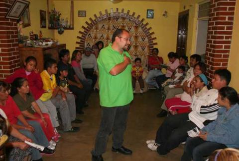 Aún con inclemencias del clima, ciudadanos reciben con gusto a Antonio Velázquez Nava