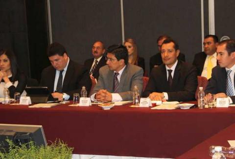 Ediles de Tlaxcala asisten a sesión del pacto por México