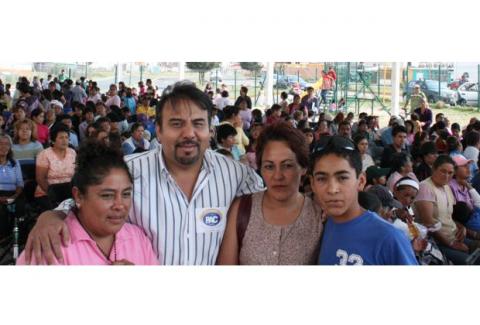 Habitantes de Loma Florida expresaron su simpatía a Justo Lozano Tovar, candidato del PAC a la alcaldía de Apizaco, porque consideran que es un hombre de compromisos y de resultados, con gran capacidad para gobernar Apizaco.