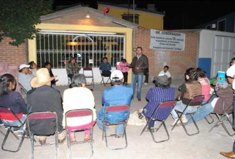 Christian Vaslaf Santacruz se reunió con vecinos de Cuahutelulpan
