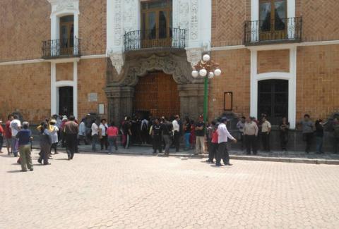 Se manifiestan pobladores frente a Palacio de Gobierno