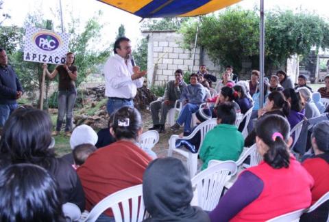 Justo Lozano Tovar, candidato del PAC a la presidencia municipal de Apizaco, en diálogo con vecinos de San Luis Apizaquito, ofreció aplicar una nueva estrategia para mejorar el servicio de seguridad pública, uno de los aspectos que más preocupa a los apizaquenses. Justo Lozano Tovar, candidato del PAC a la presidencia municipal de Apizaco, en diálogo con vecinos de San Luis Apizaquito, ofreció aplicar una nueva estrategia para mejorar el servicio de seguridad pública, uno de los aspectos que más preocupa a los apizaquenses.
