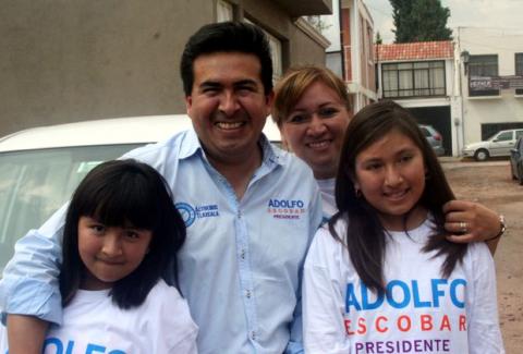 Fomentaremos los valores familiares como base de una mejor capital: Adolfo Escobar