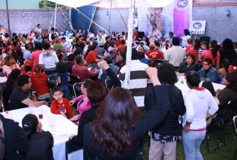 Mujeres y hombres comprometidos con la promoción del voto a favor de Justo Lozano Tovar, candidato del PAC a la presidencia municipal de Apizaco, impulsan la fuerza de una gran locomotora que nadie detiene para llevar al triunfo al abanderado del PAC este 7 de julio.
