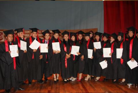 Se gradúa la generación 2009-2013 en Ciencias de la Educación y Comunicación e Innovación Educativa en la UAT
