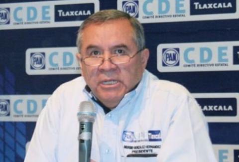 Líder del PAN apuntala a débil gallo para sucederlo