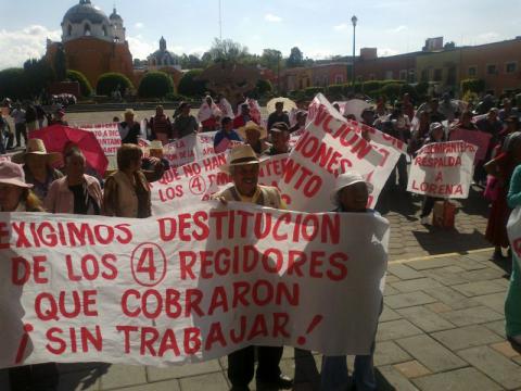 Se manifiestan pobladores de Tzompantepec en apoyo a su alcaldesa imagen 2