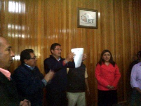 Recibe Julio Álvarez García constancia de mayoría por el distrito XIII