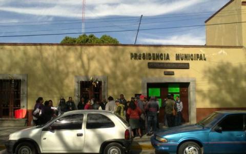 Ahora, regidores se unen a trabajadores para cerrar alcaldía de Apetatitlán