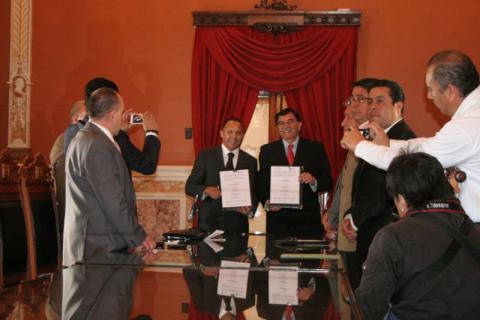 Van por regularización de escrituras para familias de escasos recursos