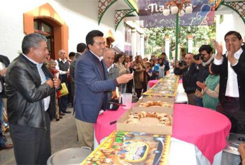 Pide Adolfo Escobar a empleados mejorar trato al público