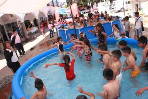 Cientos de niños de Xaloztoc disfrutan de las albercas portátiles imagen 2