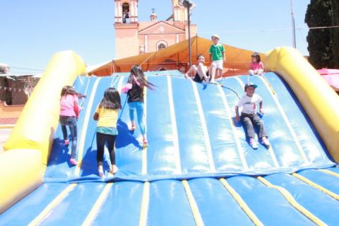 Cientos de niños de Xaloztoc disfrutan de las albercas portátiles imagen 4
