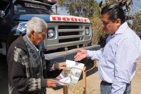 Entrega Valentín Gutiérrez Hernández informe ciudadano casa por casa