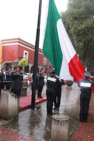 Ayuntamiento de Tocatlán asiste al arrió de bandera en Tlaxcala