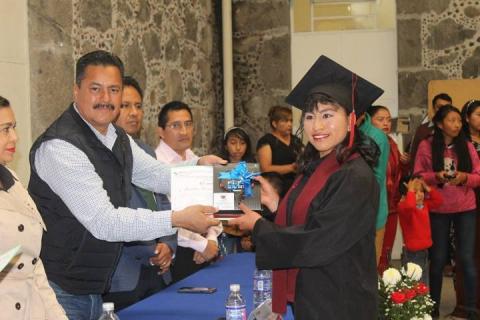 Alcalde exhorto a egresados de 3 escuelas a continuar con su preparación académica imagen 1