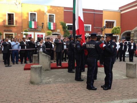 Ayuntamiento de Tetla asiste al arrió de bandera en Tlaxcala imagen 1