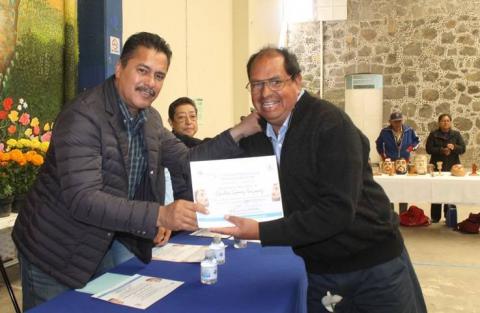 Alcalde clausura taller de elaboración de máscaras de carnaval imagen 3