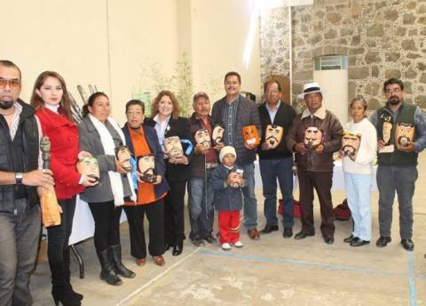 Alcalde clausura taller de elaboración de máscaras de carnaval imagen 2
